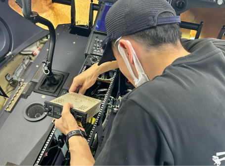 写真：無線機器取り外し作業の様子